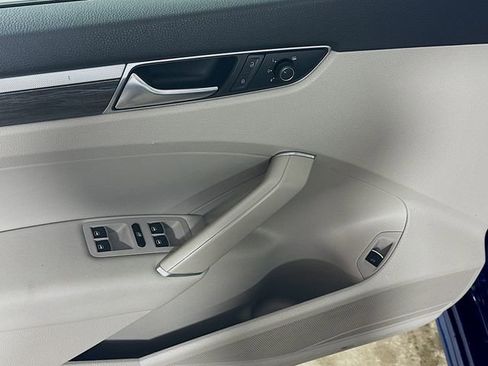 Used 2017 Volkswagen Passat 1.8T SEL Premium image 19