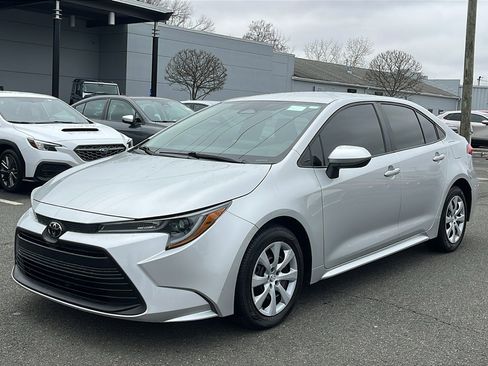 Used 2023 Toyota Corolla LE image 3