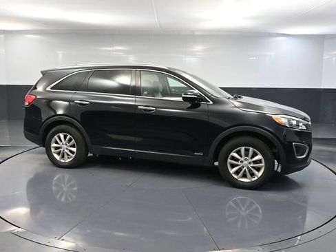 Used 2017 Kia Sorento LX w/ LX Convenience Package AWD/4WD image 3