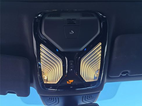 Used 2023 BMW 530e xDrive w/ Premium Package image 25