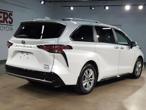 Certified 2024 Toyota Sienna Limited FWD image 7