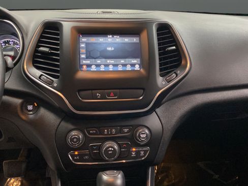 Used 2019 Jeep Cherokee Latitude Plus w/ Cold Weather Group AWD/4WD image 13