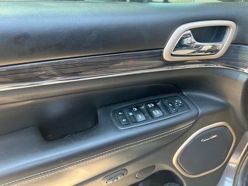 Used 2017 Jeep Grand Cherokee Overland w/ Jeep Active Safety Group AWD/4WD image 7