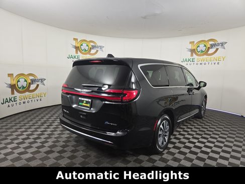 Used 2023 Chrysler Pacifica Limited FWD image 8