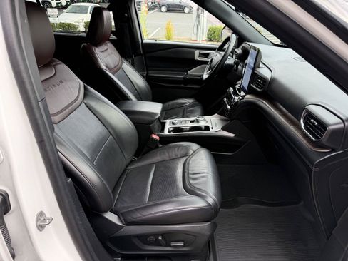 Used 2022 Ford Explorer Platinum w/ Equipment Group 601A AWD/4WD image 25