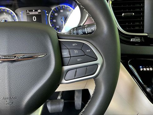 Used 2023 Chrysler Voyager LX FWD image 11