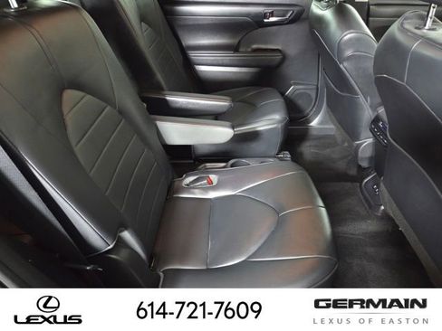 Used 2020 Toyota Highlander XLE AWD/4WD image 23