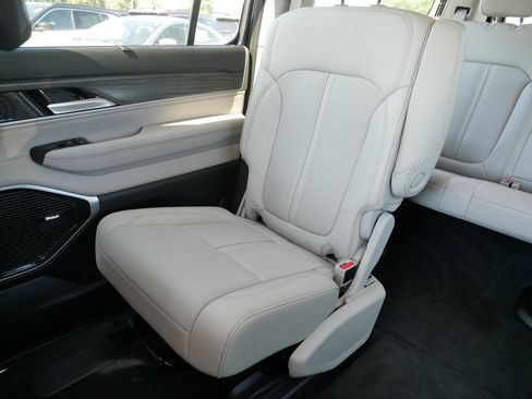 Used 2024 Jeep Wagoneer Series III w/ Premium Group I AWD/4WD image 12
