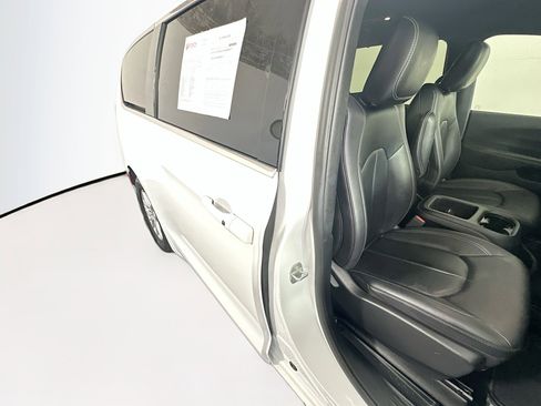 Used 2025 Chrysler Pacifica Select FWD image 28