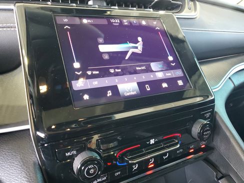 Certified 2024 Jeep Grand Cherokee Laredo X w/ Trailer Tow Package AWD/4WD image 26