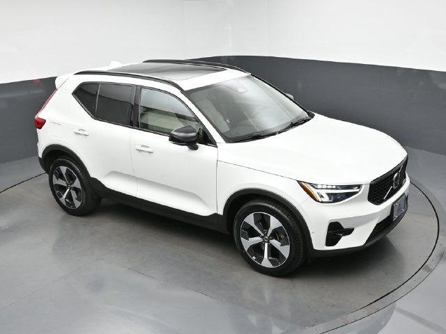 Used 2023 Volvo XC40 B5 Plus w/ Protection Package Premier AWD/4WD image 45