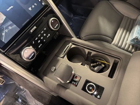 Certified 2025 Land Rover Discovery Dynamic SE AWD/4WD image 17
