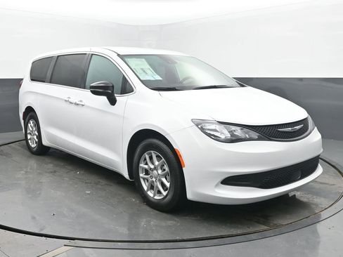New 2026 Chrysler Voyager LX image 7