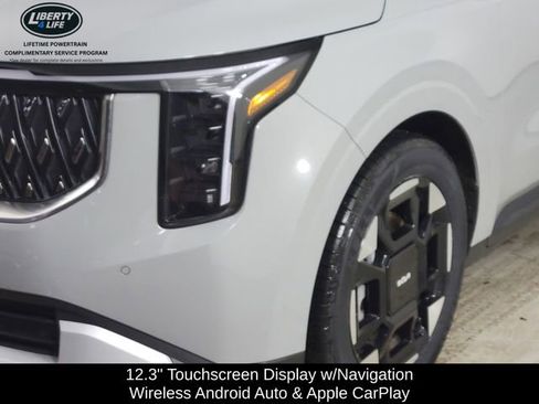 Used 2025 Kia Carnival EX image 9