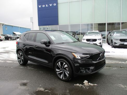 Used 2023 Volvo XC40 B5 Plus w/ Driver Assist Package image 3