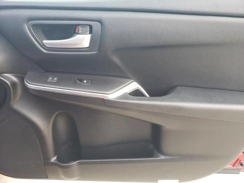Used 2017 Toyota Camry SE w/ Moonroof Package FWD image 19
