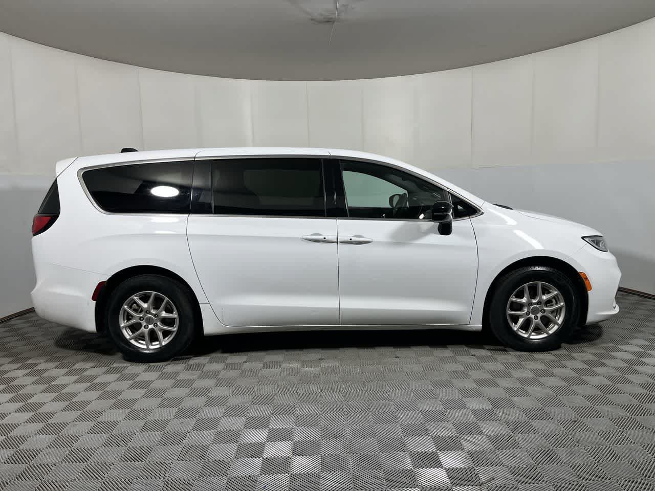 Used 2025 Chrysler Pacifica Select FWD image 9
