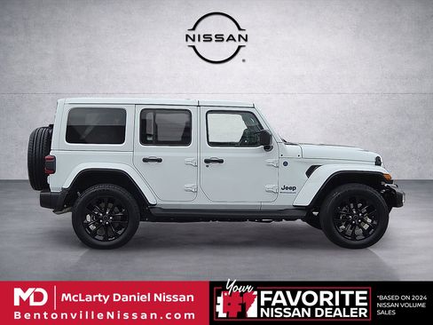 Used 2025 Jeep Wrangler Unlimited Sahara AWD/4WD image 6