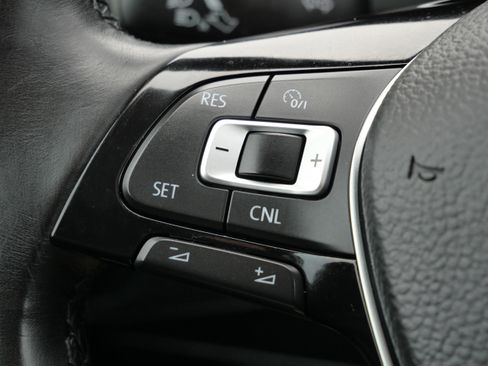 Used 2018 Volkswagen Tiguan SE w/ Panoramic Sunroof Package image 33