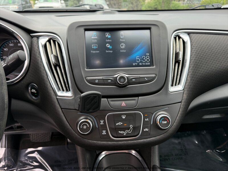 Used 2017 Chevrolet Malibu LT FWD image 24