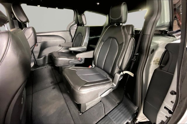 Used 2026 Chrysler Pacifica Select FWD image 16