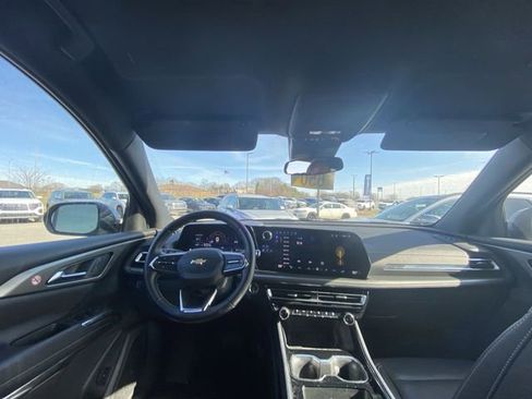 Used 2025 Chevrolet Traverse LT image 6