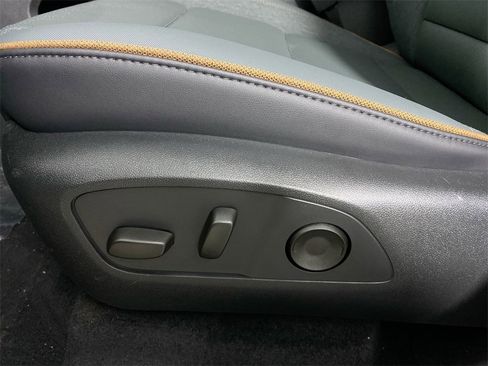 Used 2025 GMC Acadia AT4 w/ Luxury Package image 12