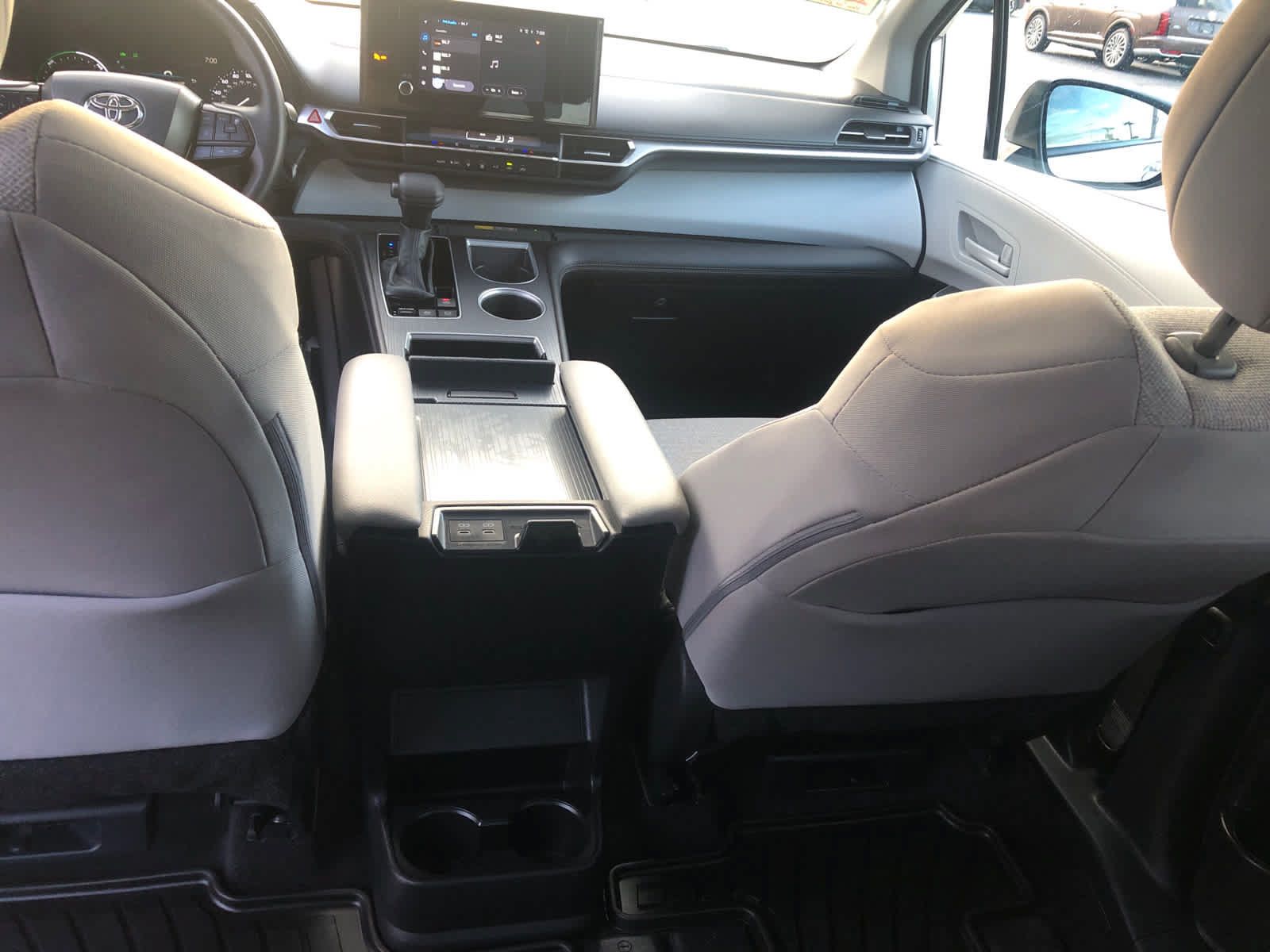 Certified 2025 Toyota Sienna LE w/ LE Plus Package FWD image 29