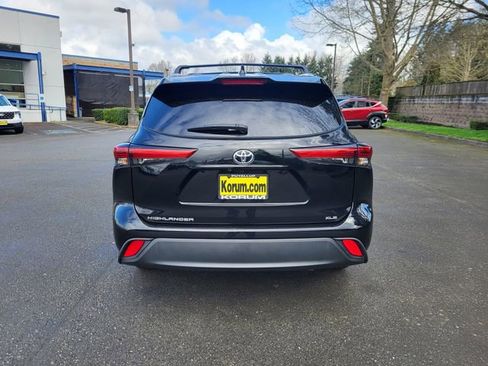 Used 2023 Toyota Highlander XLE FWD image 4