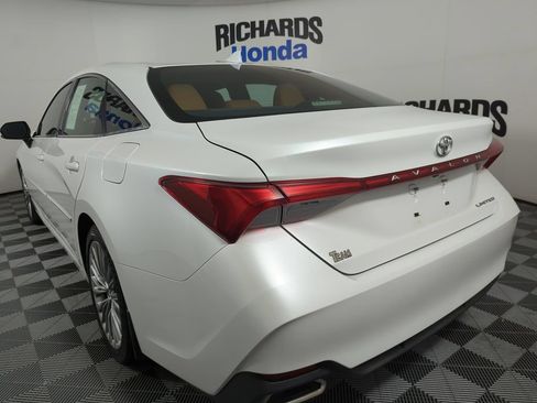 Used 2019 Toyota Avalon Limited FWD image 2