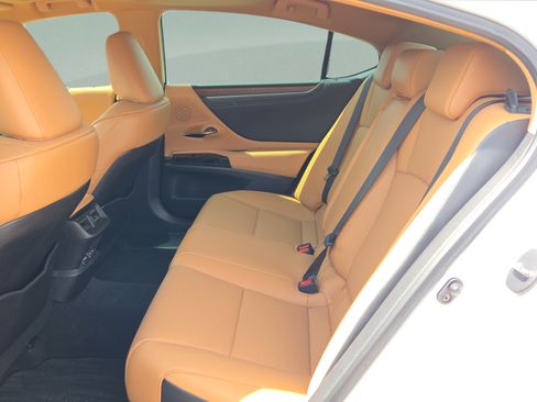 Used 2024 Lexus ES 350 w/ Premium Package FWD image 12