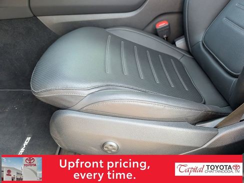 Used 2025 Mercedes-Benz GLC 300 image 10