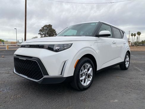 Used 2025 Kia Soul LX w/ LX Technology Package image 2