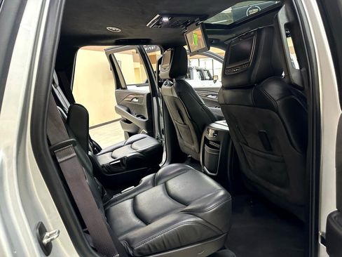 Used 2017 Cadillac Escalade Platinum image 43
