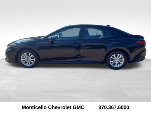 Used 2025 Toyota Camry LE FWD image 4