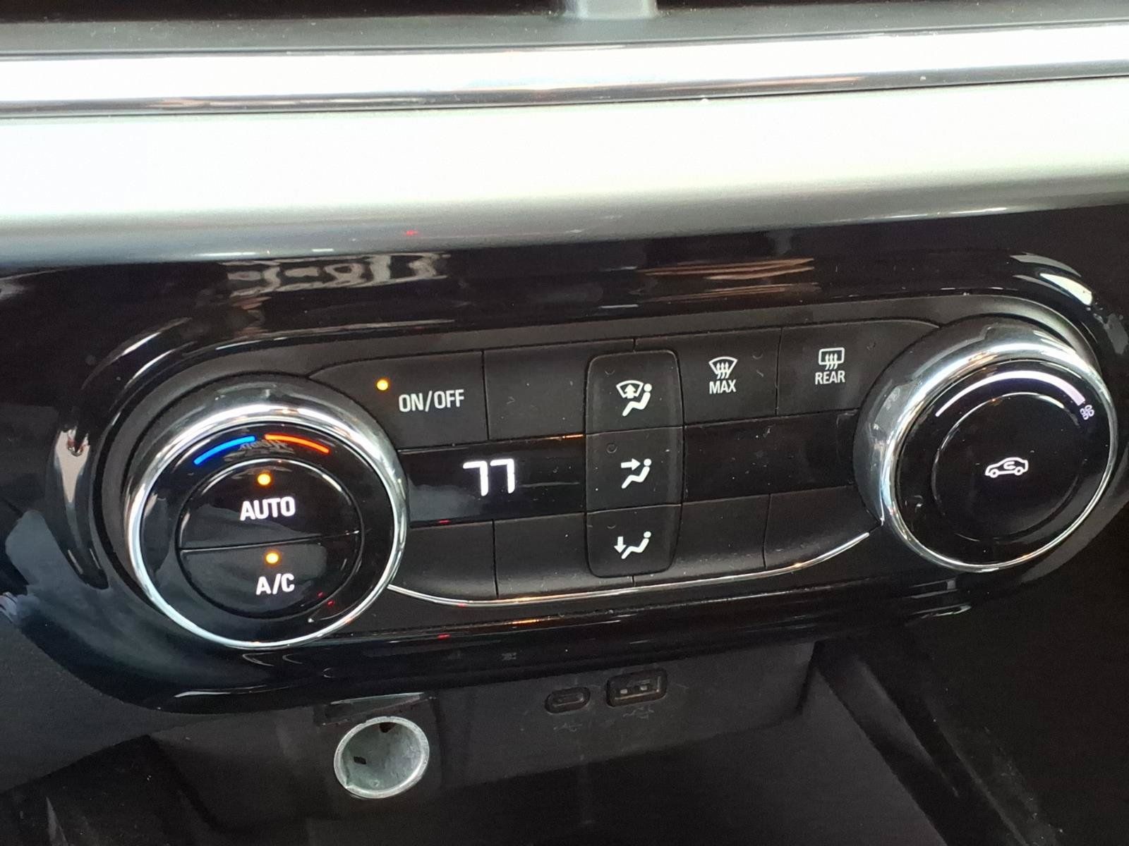Used 2025 Chevrolet Trax LT FWD image 17