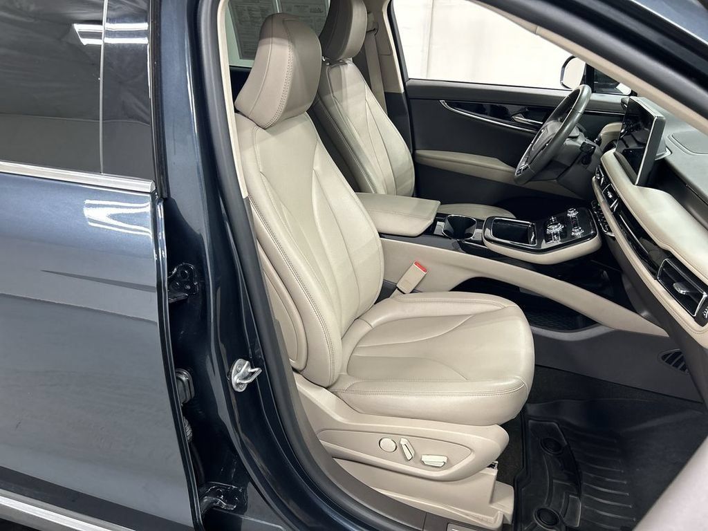 Used 2023 Lincoln Nautilus AWD w/ Premium Package image 23