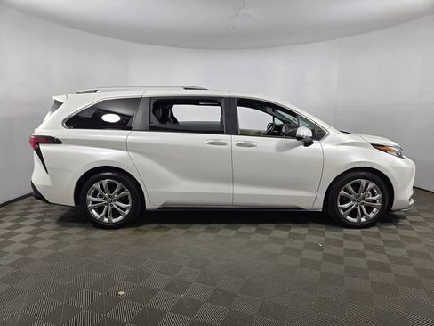 Used 2023 Toyota Sienna Platinum image 10