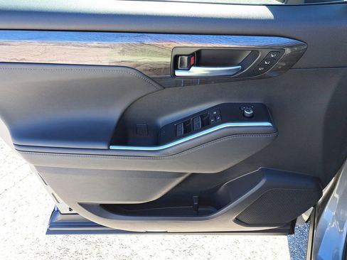 New 2026 Toyota Highlander Platinum image 16
