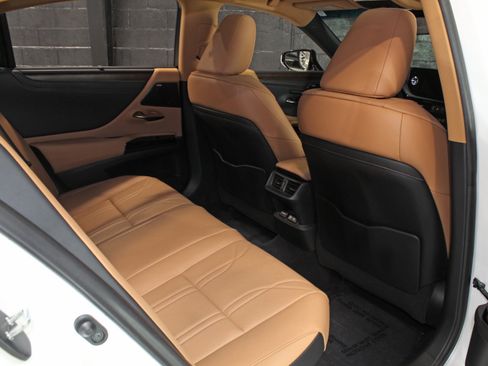 Used 2022 Lexus ES 300h Ultra Luxury w/ Accessory Package 2 FWD image 43