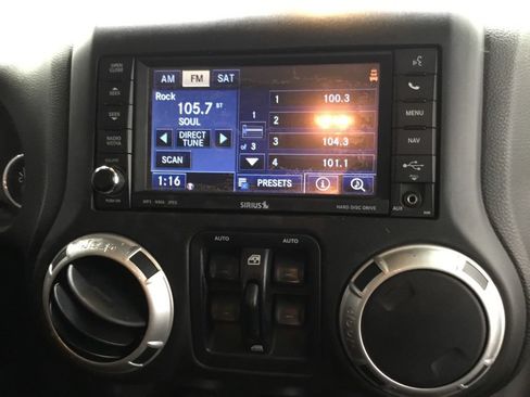 Used 2015 Jeep Wrangler Unlimited Rubicon AWD/4WD image 19