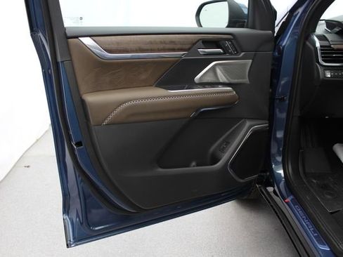New 2026 GMC Acadia Denali Ultimate w/ LPO, Floor Liner Package AWD/4WD image 14