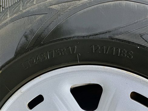 Used 2017 Nissan Titan SV image 32