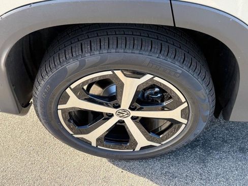 New 2025 Volkswagen Tiguan SE image 4