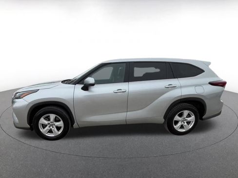 Used 2025 Toyota Highlander LE FWD image 9