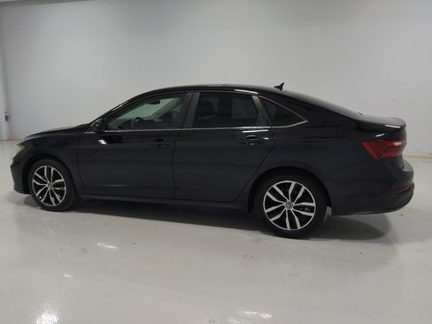 Used 2025 Volkswagen Jetta SE FWD image 3