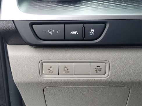 Used 2023 Kia Carnival LX image 20