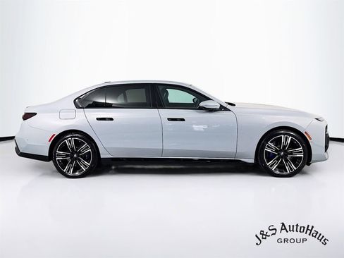 Used 2023 BMW 760i xDrive w/ Executive Package AWD/4WD image 8