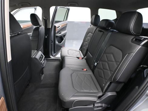Used 2025 Volkswagen Atlas SE image 37