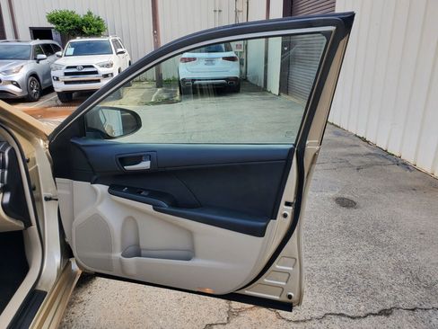 Used 2012 Toyota Camry LE FWD image 19